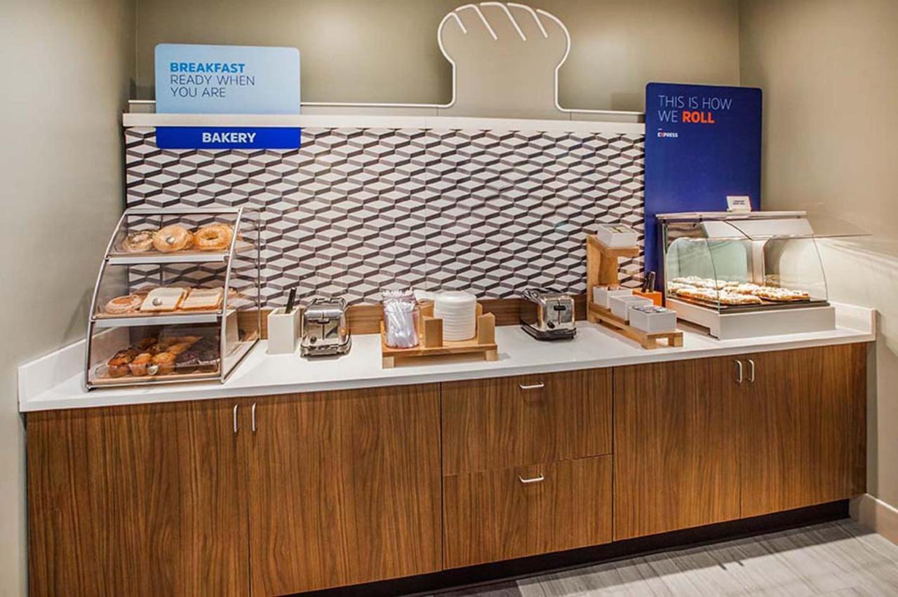 Holiday Inn Express Burlington By Ihg מראה חיצוני תמונה